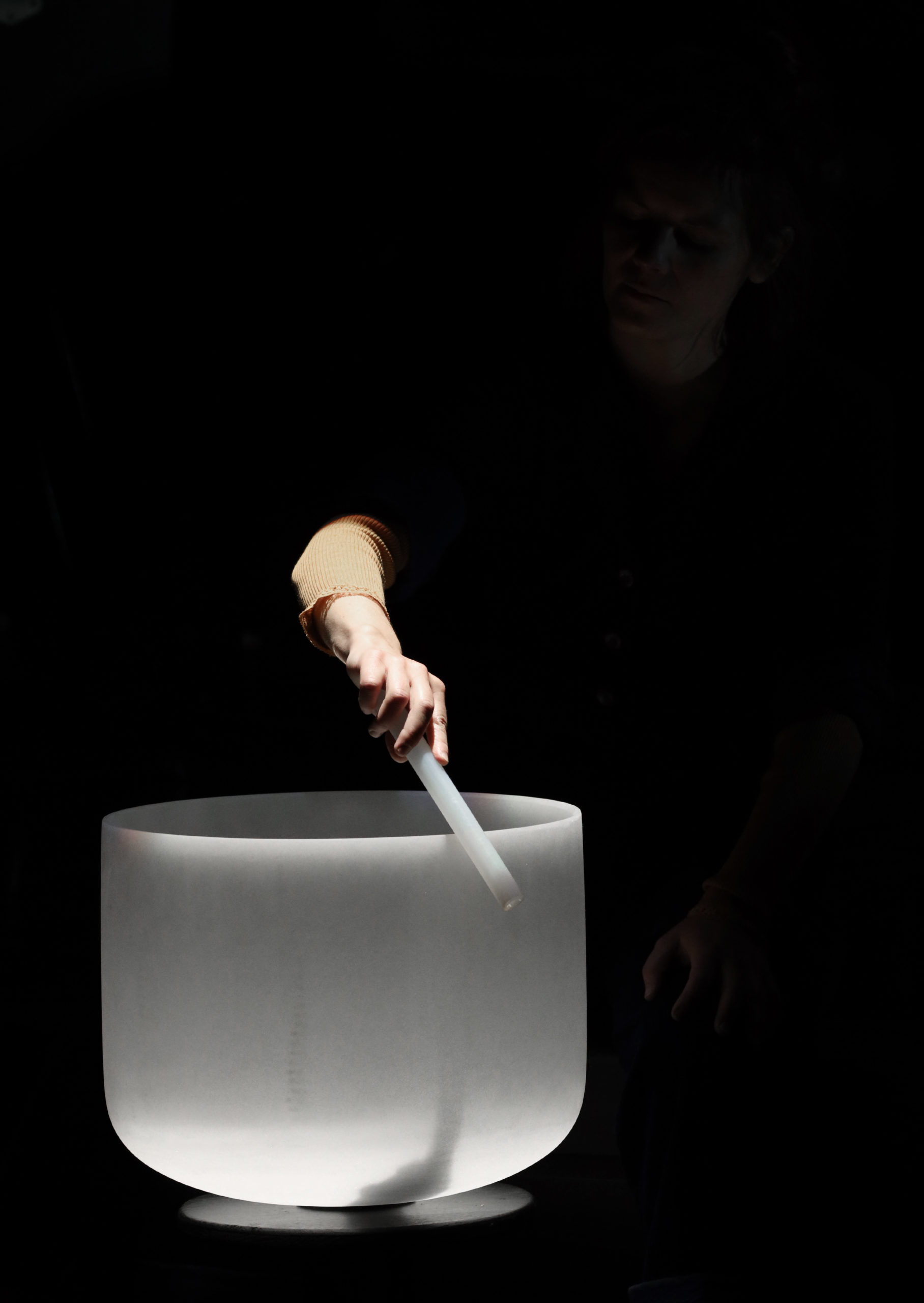 VERS LA RESONANCE, Composition generale Thierry Balasse, Musique originale Thierry Balasse, Eric Lohrer, Cecile Maisonhaute et Julien Reboux, Choregraphie Anusha Emrith, Eclairages Bruno Faucher, Sonorisation Vincent Dona, Textes extraits de Un bruit de balancoire de Christian Bobin, Electroacoustique, synthetiseurs, percussions, basse electrique Thierry Balasse ; Danse voix parlee Anusha Emrith ; Guitare, guitare electrique, basse electrique Eric Lohrer ; Piano, synthetiseur, voix chantee, voix parlee Cecile Maisonhaute ; Electroacoustique Julien Reboux, Regie generale et regie plateau Mickael Marchadier, Maison de la musique de Nanterre le 29 octobre 2020.
Avec : Cecile Maisonhaute
(photo by Patrick Berger)
