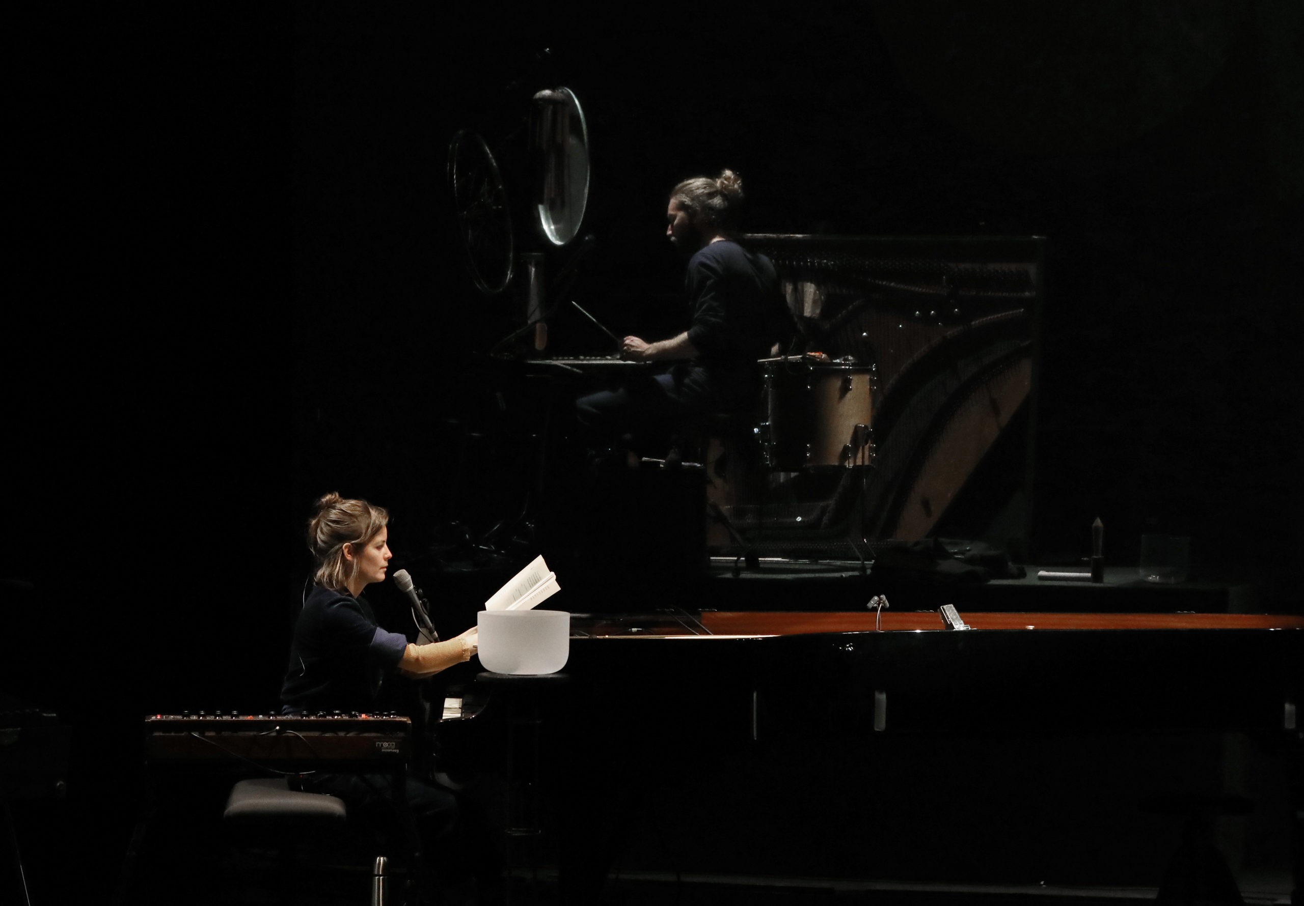VERS LA RESONANCE, Composition generale Thierry Balasse, Musique originale Thierry Balasse, Eric Lohrer, Cecile Maisonhaute et Julien Reboux, Choregraphie Anusha Emrith, Eclairages Bruno Faucher, Sonorisation Vincent Dona, Textes extraits de Un bruit de balancoire de Christian Bobin, Electroacoustique, synthetiseurs, percussions, basse electrique Thierry Balasse ; Danse voix parlee Anusha Emrith ; Guitare, guitare electrique, basse electrique Eric Lohrer ; Piano, synthetiseur, voix chantee, voix parlee Cecile Maisonhaute ; Electroacoustique Julien Reboux, Regie generale et regie plateau Mickael Marchadier, Maison de la musique de Nanterre le 29 octobre 2020.
Avec : Cecile Maisonhaute, Julien Reboux
(photo by Patrick Berger)