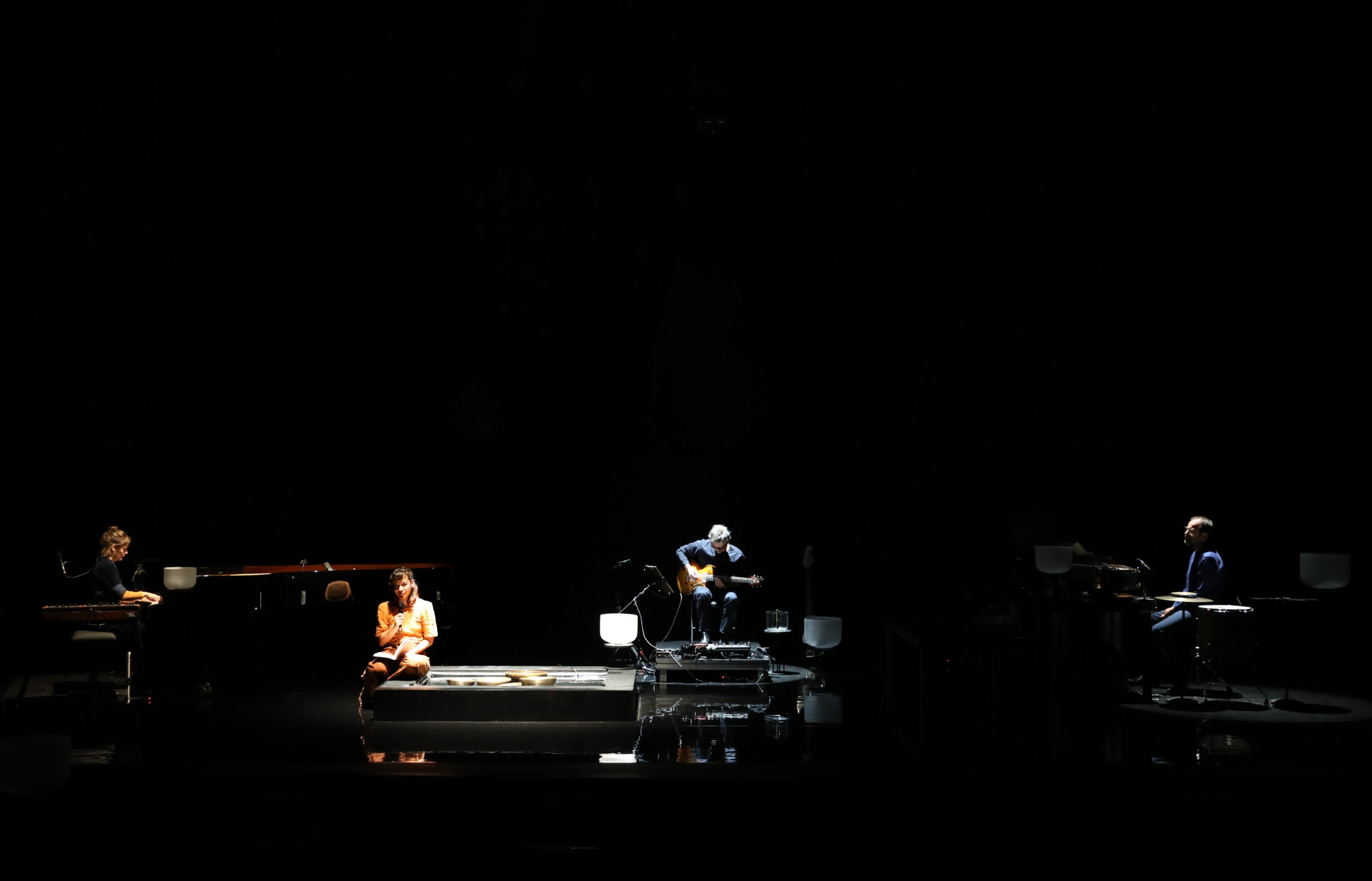 VERS LA RESONANCE, Composition generale Thierry Balasse, Musique originale Thierry Balasse, Eric Lohrer, Cecile Maisonhaute et Julien Reboux, Choregraphie Anusha Emrith, Eclairages Bruno Faucher, Sonorisation Vincent Dona, Textes extraits de Un bruit de balancoire de Christian Bobin, Electroacoustique, synthetiseurs, percussions, basse electrique Thierry Balasse ; Danse voix parlee Anusha Emrith ; Guitare, guitare electrique, basse electrique Eric Lohrer ; Piano, synthetiseur, voix chantee, voix parlee Cecile Maisonhaute ; Electroacoustique Julien Reboux, Regie generale et regie plateau Mickael Marchadier, Maison de la musique de Nanterre le 29 octobre 2020.
Avec : Cecile Maisonhaute, Anusha Emrith, Eric Lohrer, Thierry Balasse
(photo by Patrick Berger)