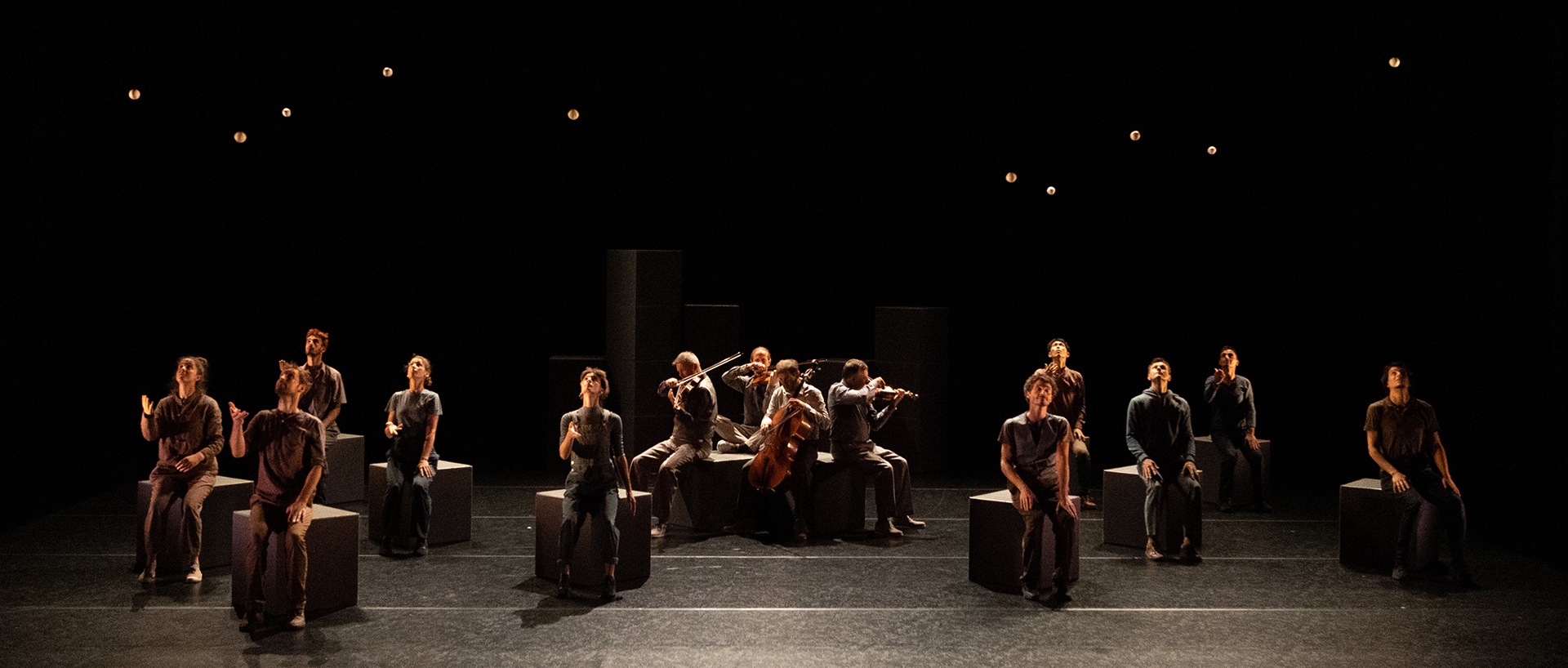 Collectif Petit Travers & le Quatuor Debussy – Nos matins intérieurs
Collectif Petit Travers
Le Quatuor Debussy
Pièce pour 10 jongleur·euses & le Quatuor Debussy
Direction artistique du Collectif Petit Travers Julien Clément et Nicolas Mathis Écriture Julien Clément et Nicolas Mathis Mise en scène Nicolas Mathis Conception musicale Christophe Collette Avec les musiciens du Quatuor Debussy Christophe Collette et Emmanuel Bernard, violons, Vincent Deprecq, alto, Cédric Conchon, violoncelle Avec les jongleur·euses du Collectif Petit Travers Eyal Bor, Julien Clément, Rémi Darbois, Amélie Degrande, Bastien Dugas, Alexander Koblikov, Taichi Kotsuji, Carla Kühne, Emmanuel Ritoux, Anna Suraniti Musiques Henry Purcell, Marc Mellits Texte et direction d’acteur Jean-Charles Massera Création lumière Arno Veyrat Costumes Léonor Boyot Gellibert Laboratoire prise de paroles Stéphane Bonnard Construction de la scénographie Olivier Filipucci Regard sur le geste Violeta Todo Gonzalez Régie générale et lumière François Dareys ou Thibault Thelleire Régie son Victor Page ou Eric Dutrievoz Collaboration de direction Dorothée Alemany Direction de production Anna Delaval Coordination logistique Audrey Paquereau Coordination technique Samuel Wilmotte Administration de production Géraldine Winckler