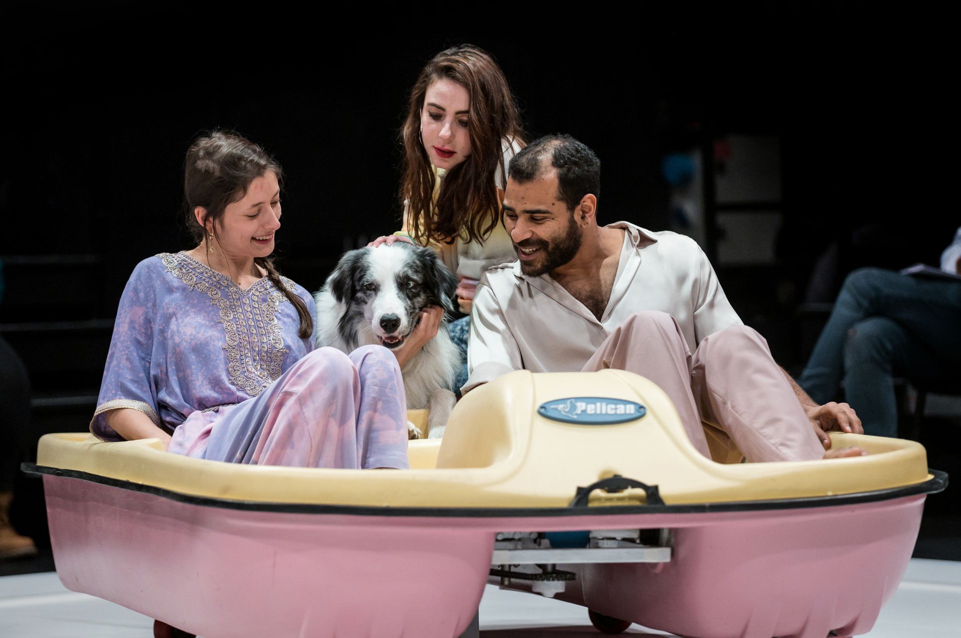 AHOUVI (Yuval Rozman) le 27 février 2023 au Phénix Valenciennes
Ecriture et mise en scène: Yuval Rozman,
avec : Stéphanie Aflalo, Roxanne Roux, Gaël Sall, Yova en alternance avec Epops (le chien).
Photographie : FREDERIC IOVINO