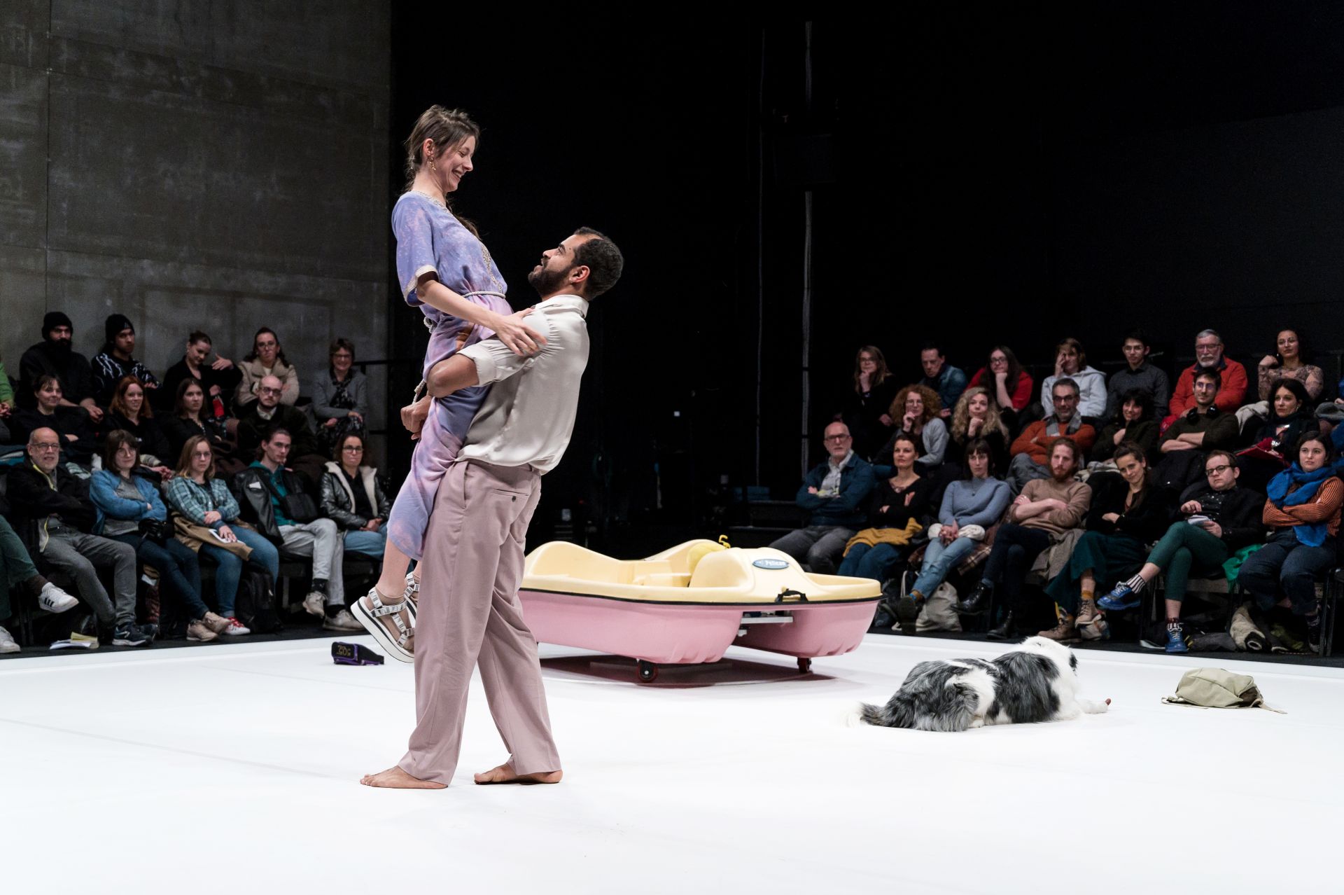 AHOUVI (Yuval Rozman) le 03 mars 2023 au Phénix Valenciennes pendant le festival Cabaret de Curiosités.
Ecriture et mise en scène: Yuval Rozman,
avec : Stéphanie Aflalo, Roxanne Roux, Gaël Sall, Yova en alternance avec Epops (le chien).
Photographie : FREDERIC IOVINO