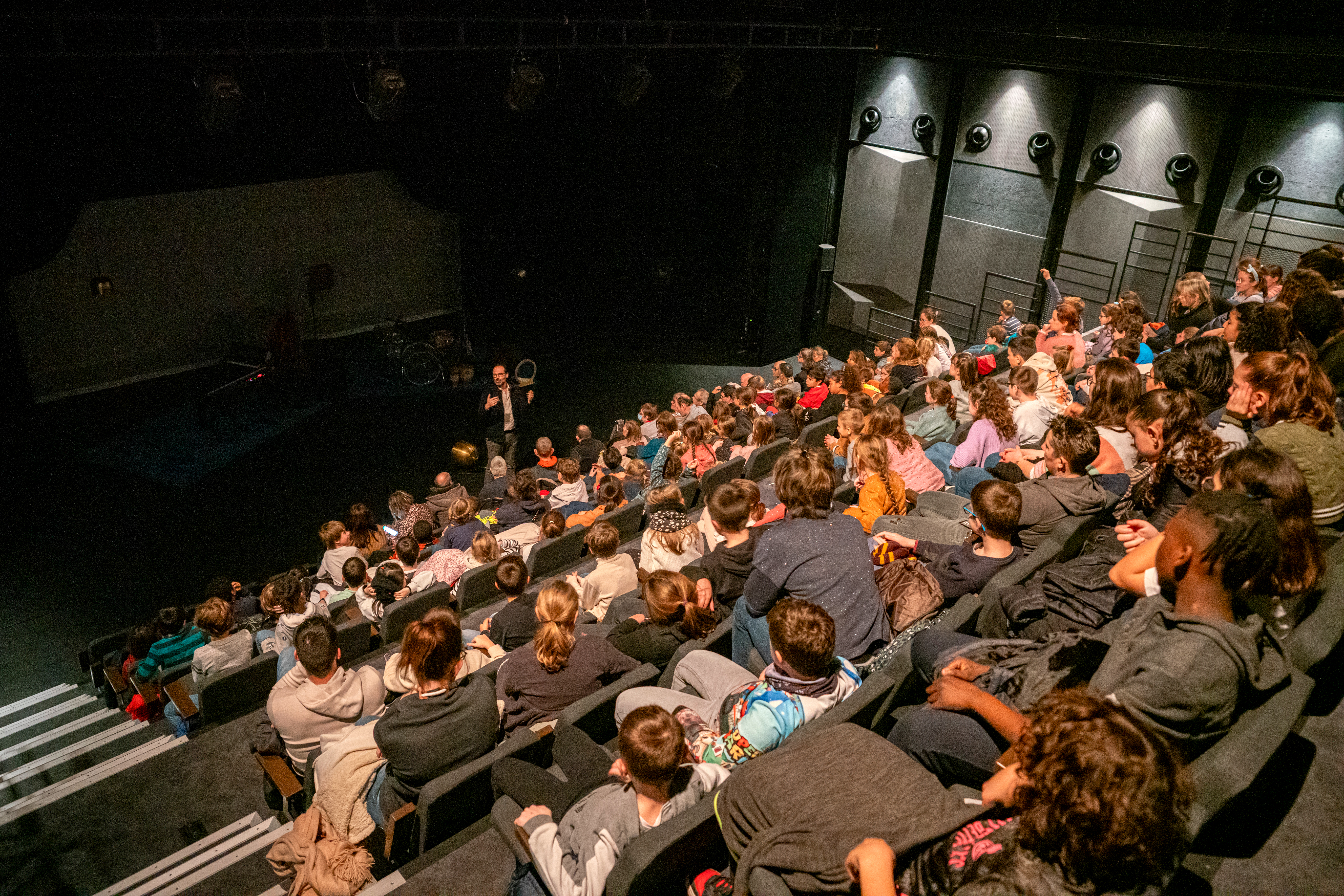 <p>Accueil-présenation de Thierry Balasse pour le spectacle “Un grain de sable” dans la salle Pina Bausch</p> 