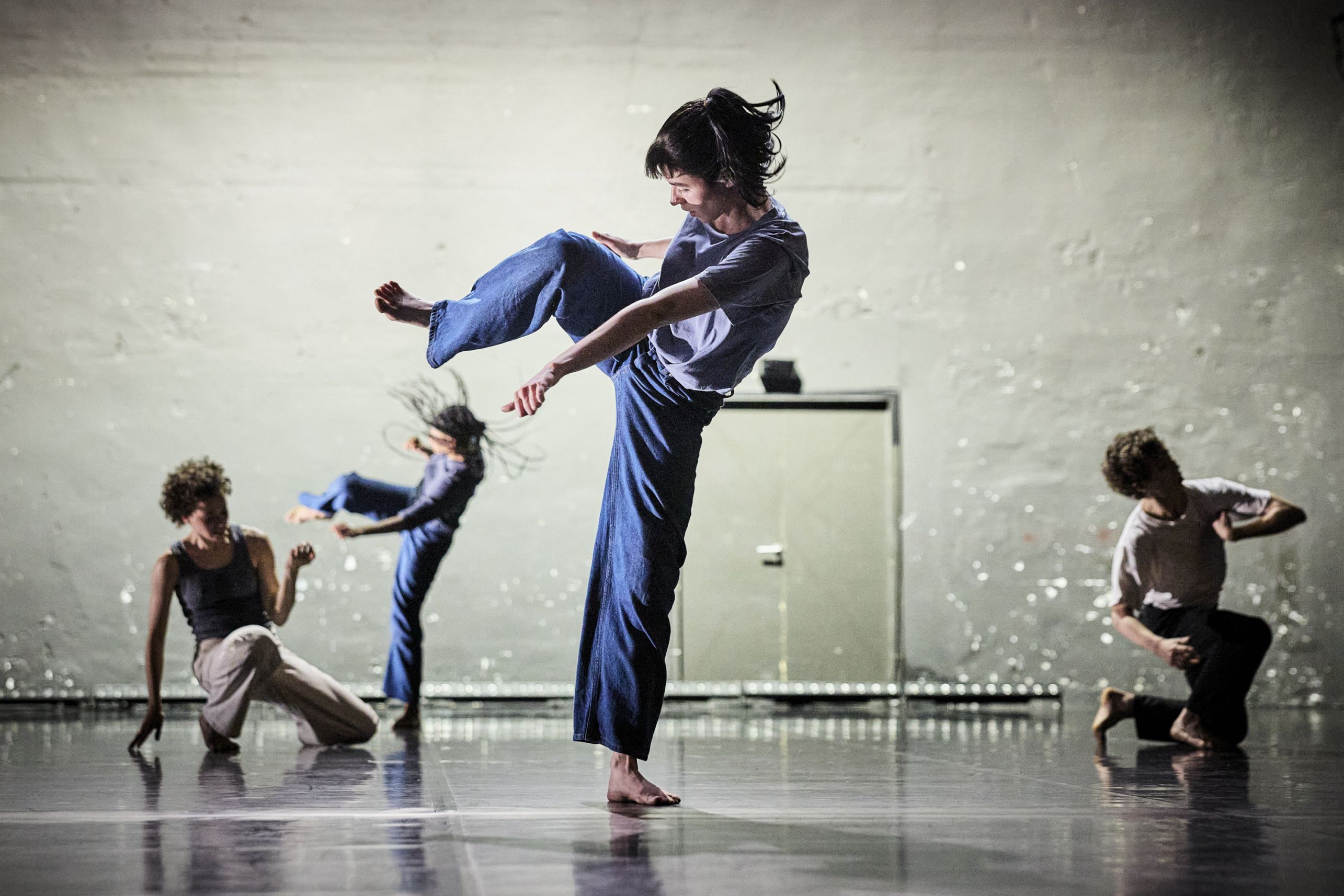 <p>CLOSE UP<br /> Festival d Avignon<br /> Conception et choreographie Noe Soulier Direction musicale Maude Gratton Musique Jean-Sebastien Bach Lumiere Kelig Le Bars<br /> Video Pierre Martin Oriol Assistanat a la choregraphie Stephanie Amurao<br /> Avec Julie Charbonnier, Yumiko Funaya, Nangaline Gomis, Samuel Planas, Melisande Tonolo, Gal Zusmanovich et l ensemble Il Convito : Christine Busch en alternance avec Sophie Gent (violon), Claire Gratton (viole de gambe), Maude Gratton (clavecin), Amelie Michel (traverso), Ageet Zweistra (violoncelle)</p> 