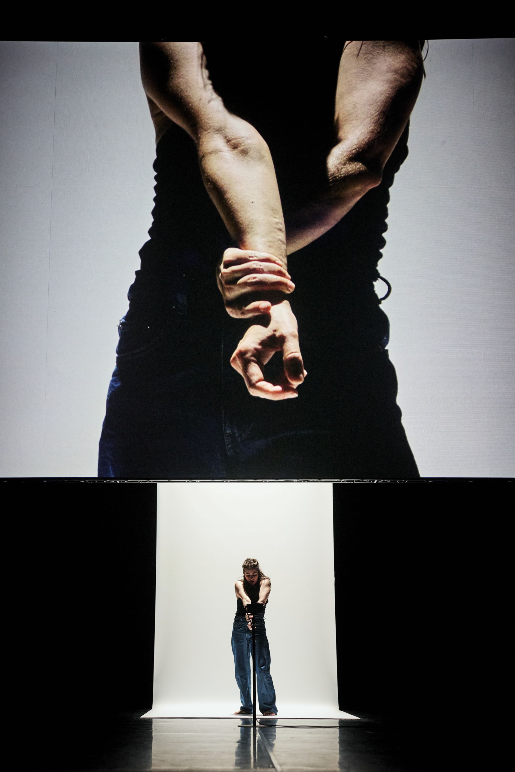 <p>CLOSE UP<br /> Festival d Avignon<br /> Conception et choreographie Noe Soulier Direction musicale Maude Gratton Musique Jean-Sebastien Bach Lumiere Kelig Le Bars<br /> Video Pierre Martin Oriol Assistanat a la choregraphie Stephanie Amurao<br /> Avec Julie Charbonnier, Yumiko Funaya, Nangaline Gomis, Samuel Planas, Melisande Tonolo, Gal Zusmanovich et l ensemble Il Convito : Christine Busch en alternance avec Sophie Gent (violon), Claire Gratton (viole de gambe), Maude Gratton (clavecin), Amelie Michel (traverso), Ageet Zweistra (violoncelle)</p> 
